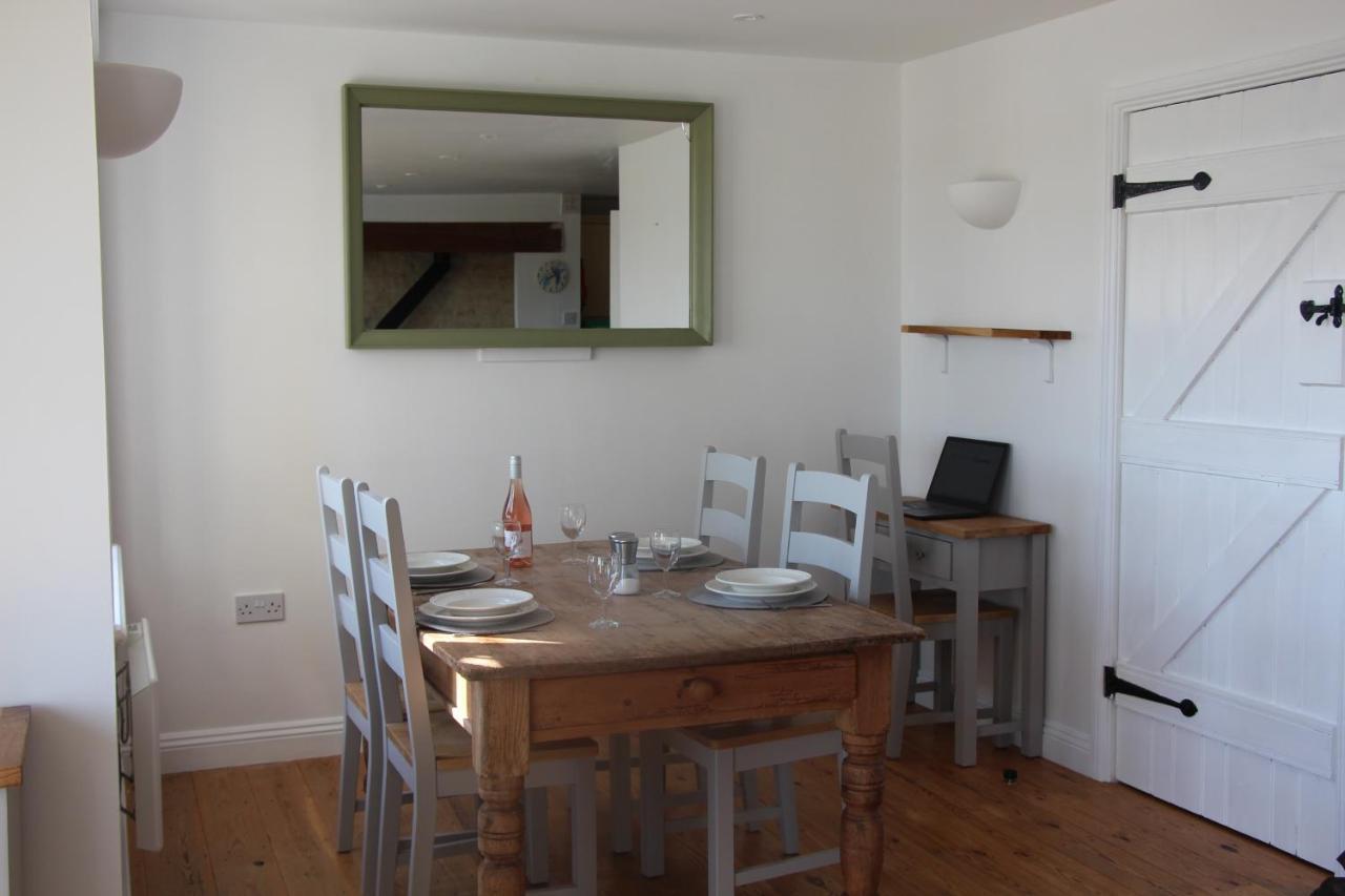 Coot Cottage - Holiday House With Fantastic Lake Views Somerford Keynes Esterno foto