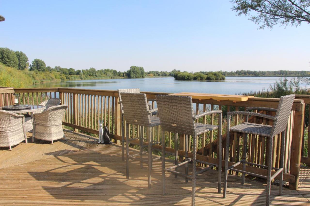 Coot Cottage - Holiday House With Fantastic Lake Views Somerford Keynes Esterno foto