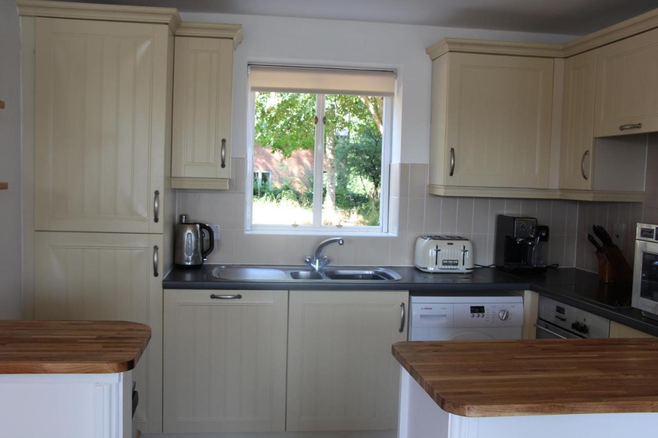 Coot Cottage - Holiday House With Fantastic Lake Views Somerford Keynes Esterno foto